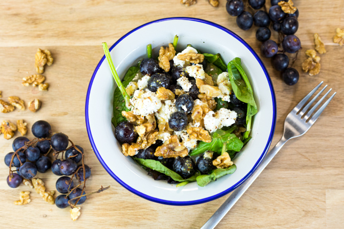 Salade mesclun, raisin, feta et noix